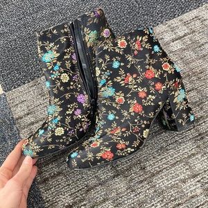 Black embroidered heeled boots size 7